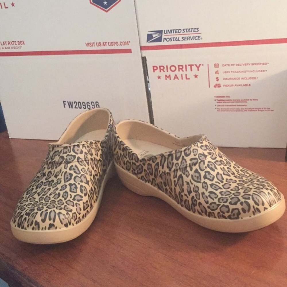 Leopard Neria Crocs Clogs size 9